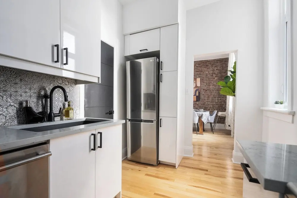 Downtown Luxe - Parking, Metro, King Bed, Sleeps 6