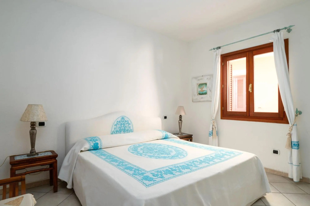 This large apartment is located on the ground floor, has a beautiful garden and a spacious terrace o-S'ABBA 11