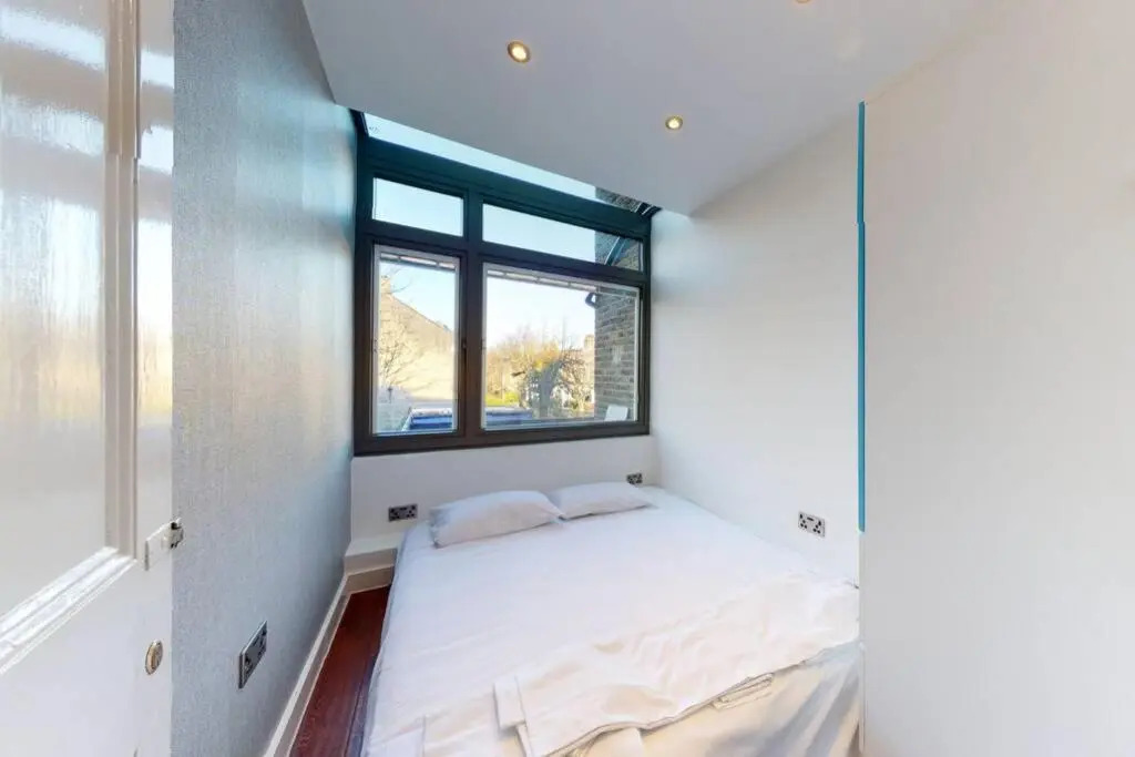 Superb 4 bed flat wgarden - 1 min to Queen's Park
