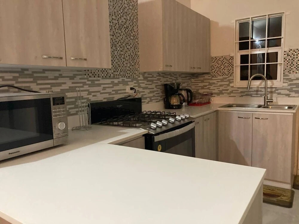 Sleeps 4 With Free Parking, 15-min to Beach
