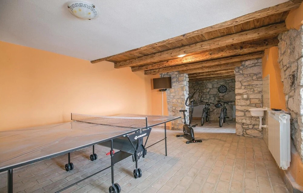 Amazing Home in Drenje With Wifi and 4 Bedrooms