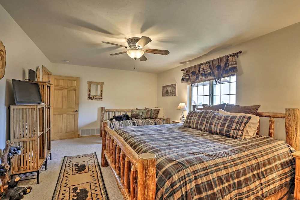 Deck, Bar & Mtn Views: Grand Granby Retreat!