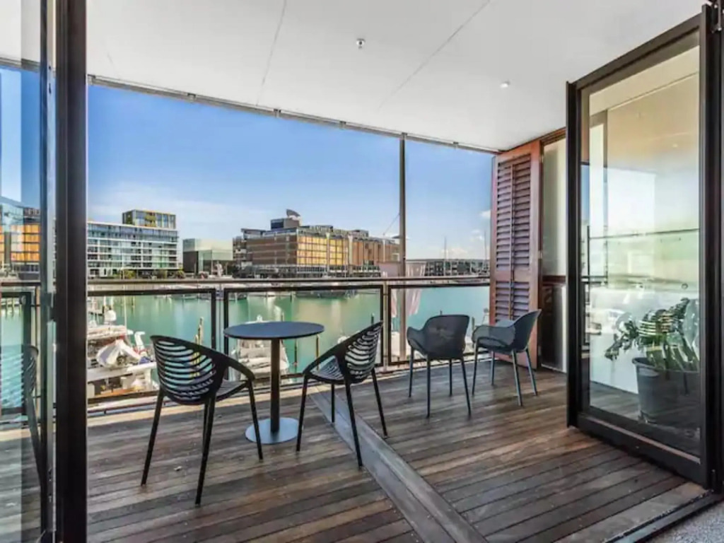 Lovely view apartment - free parking, pool and gym