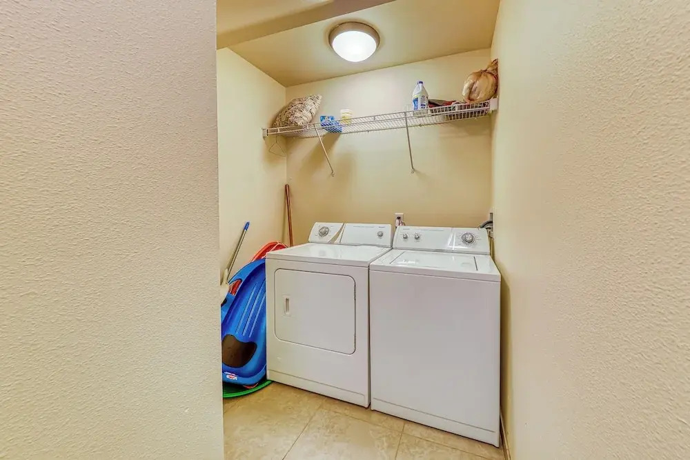 Modern 1BR Mountain View Balcony Steps to Lift