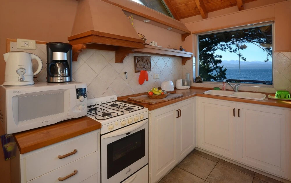 Great 3 Bedroom Home on the Lake Shore H50