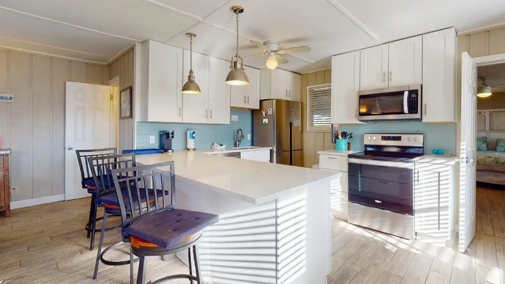 GU501 Unique Beach Home with Large Fenced in Yard, Screened in Porch, Close to Restaurants & Shops