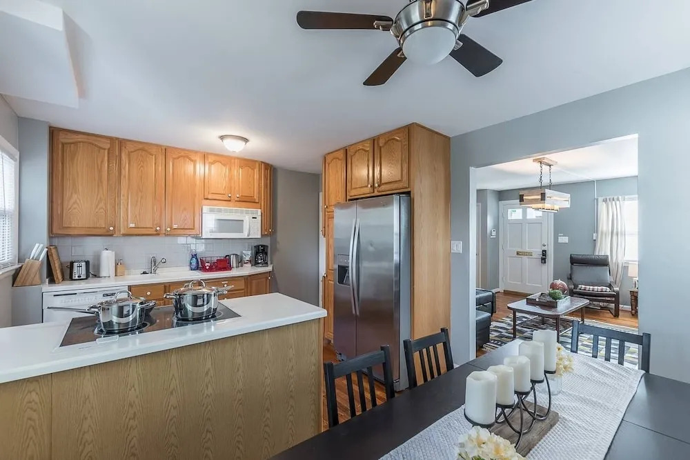 Gorgeous House with Pool Table 1 block to metro