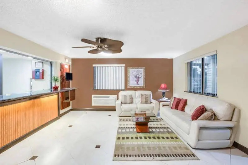 Super 8 Motel - Wilmington