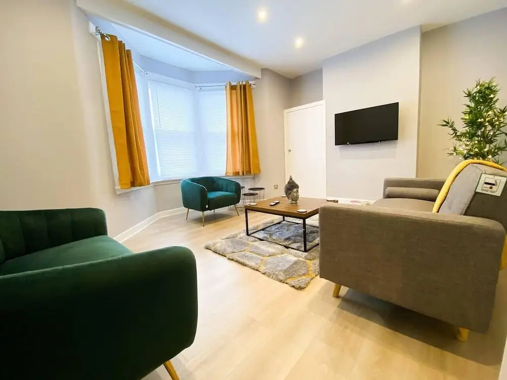 Striking & Elegant 2BR Flat - Free Street Parking