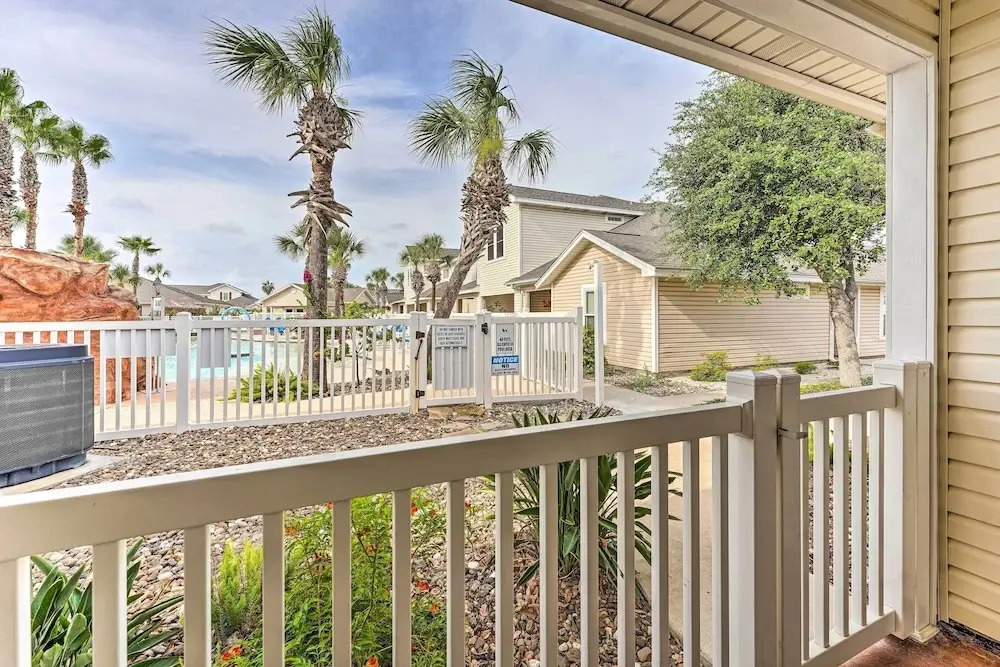 Sunny Townhome w/ Pool Access ~ 1 Mi to Beach