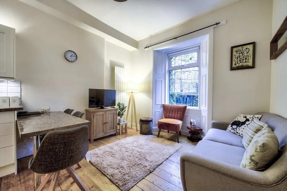 Lovely 2bdr Apartment in West End for 4 Guests!