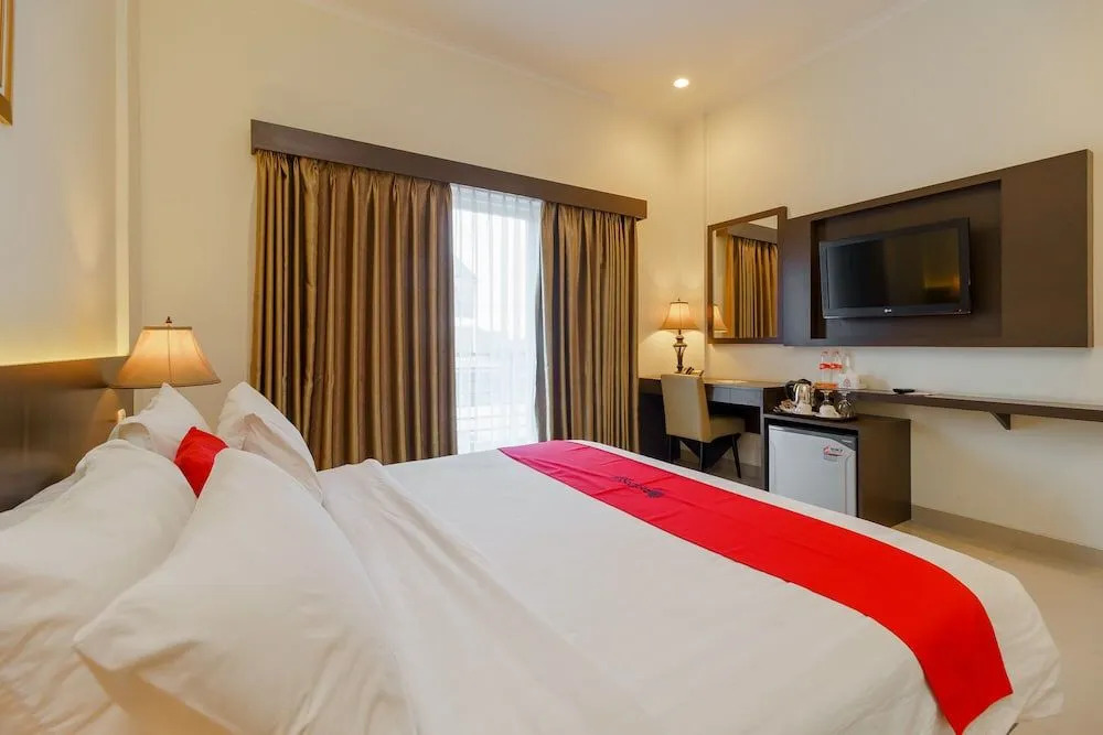 Alqueby Hotel near Kiara Artha Park & Trans Studio Mall Mitra RedDoorz
