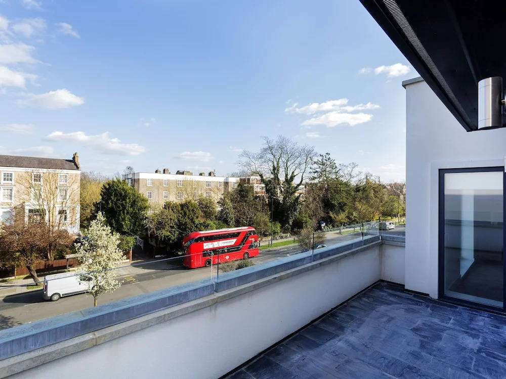 Contemporary Holiday Home in London With Patio