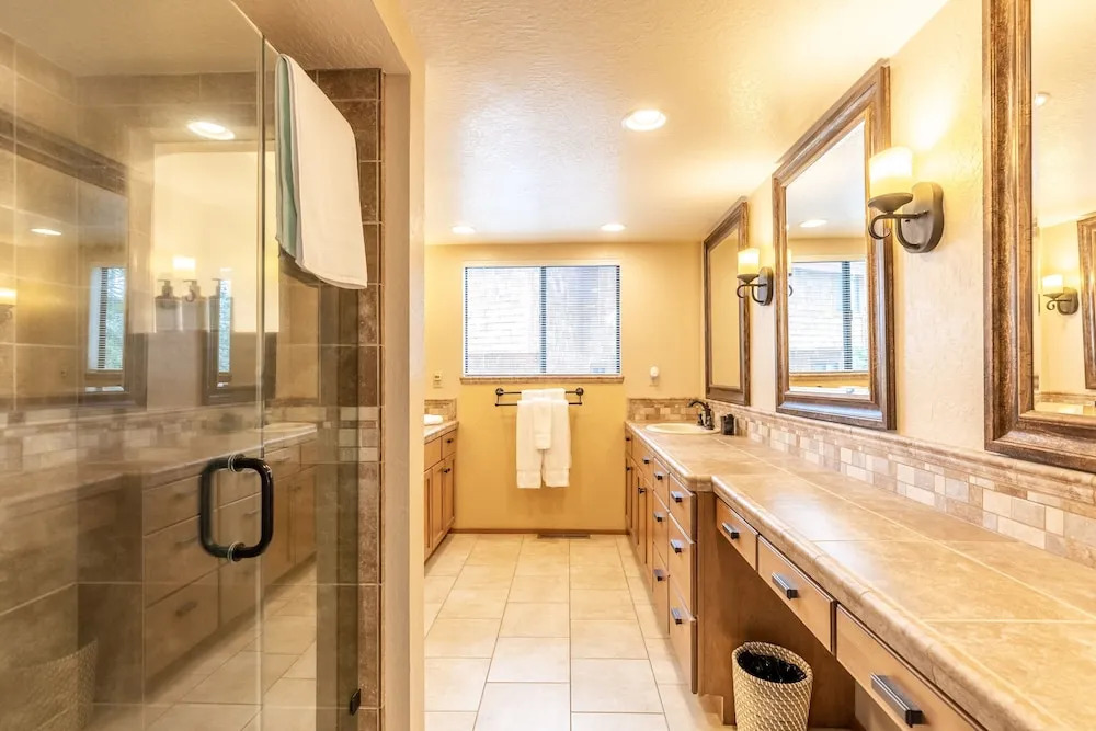 Beautiful 3-Bedroom Contemporary Mountain Home in Northstar by RedAwning Save 10% on 3 Nights, 15% on 5 Nights!