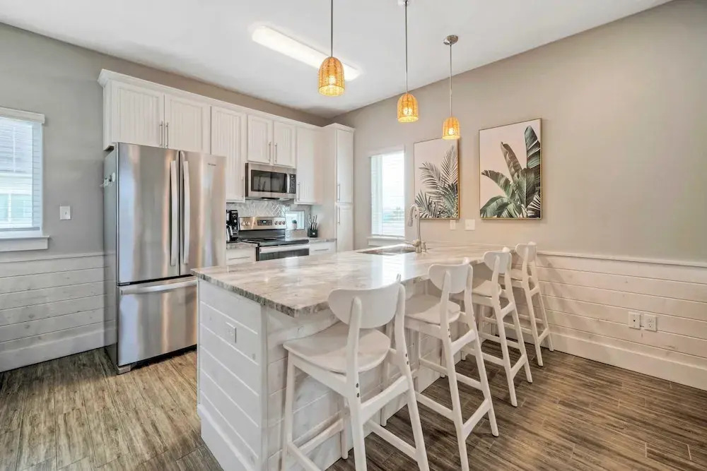 Sleeps 33! 4 Condos, Walk to the Beach, Resort-style Pool, Endless Summer Resort