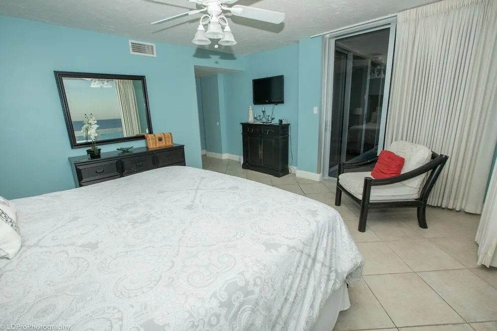 Shoreline Towers 1063 2 Bedroom Condo by RedAwning