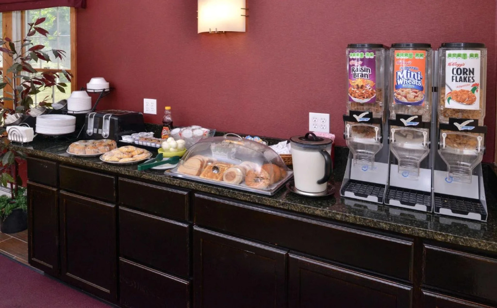 Red Roof Inn PLUS+ & Suites Guilford