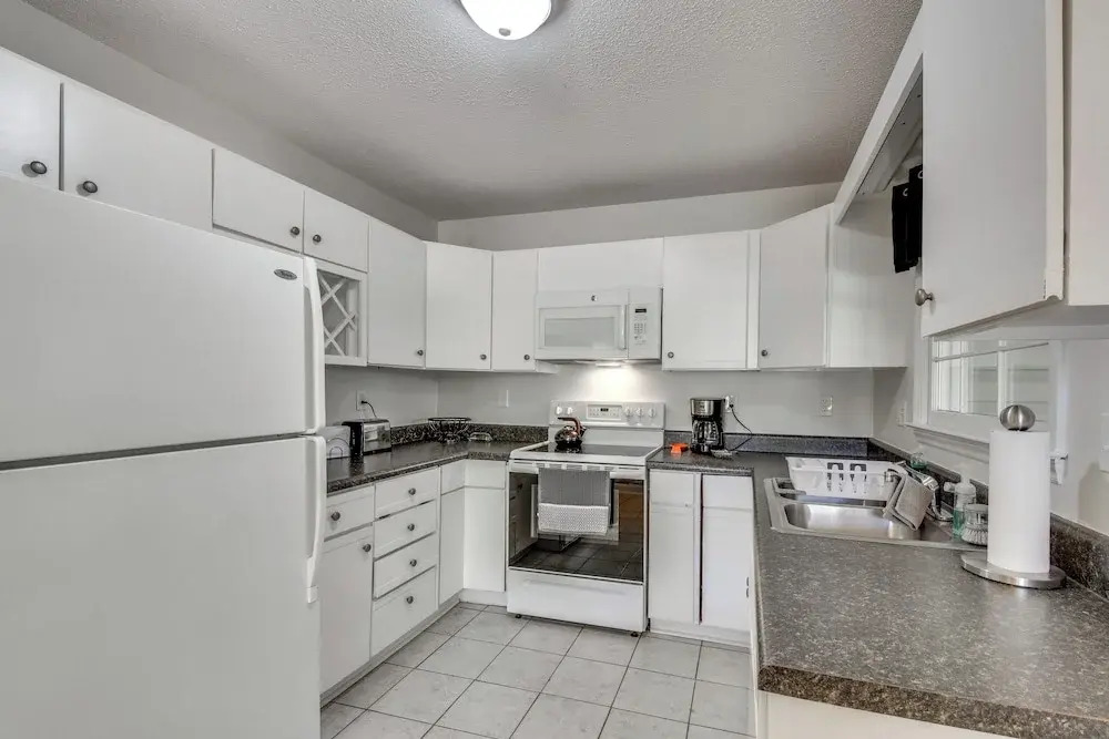 Seneca Escape w/ Screened Patio: Near Lakes!