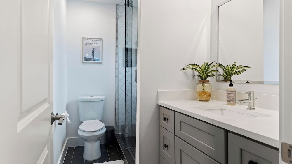 Eastside Keys by Avantstay Bright East Austin Stay + Backyard Dining + Near 6th St and Downtown