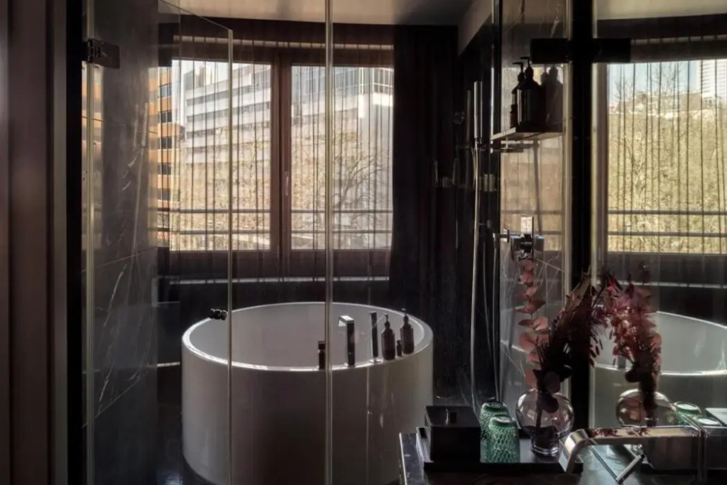 Roomers Frankfurt Central, Autograph Collection