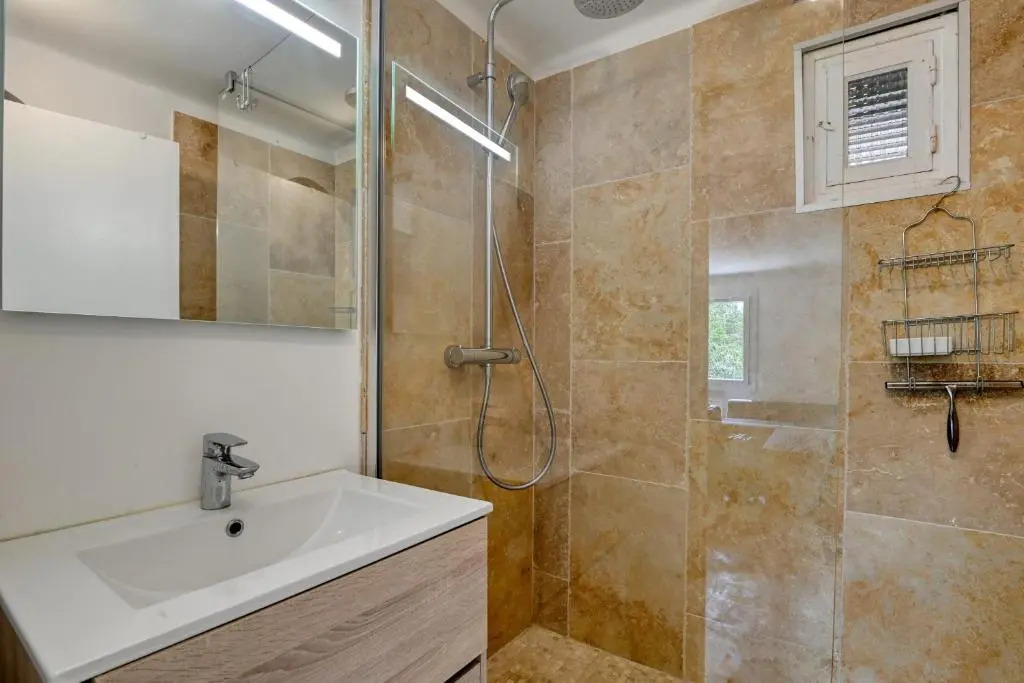 Spacious apartment in a villa with terrace and garden in Ventabren