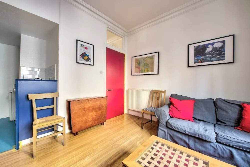 Colourful West-end Apartment - 2 Double Bedrooms 4 Guests!
