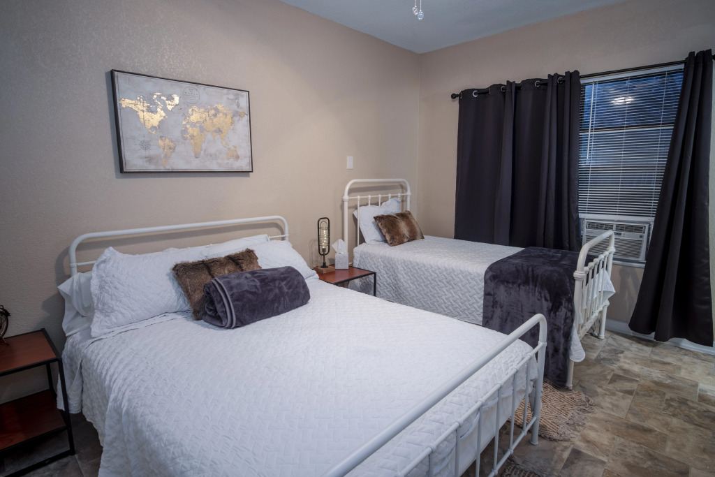 Cozy Downtown Guest House 2br/1ba Sleeps 8