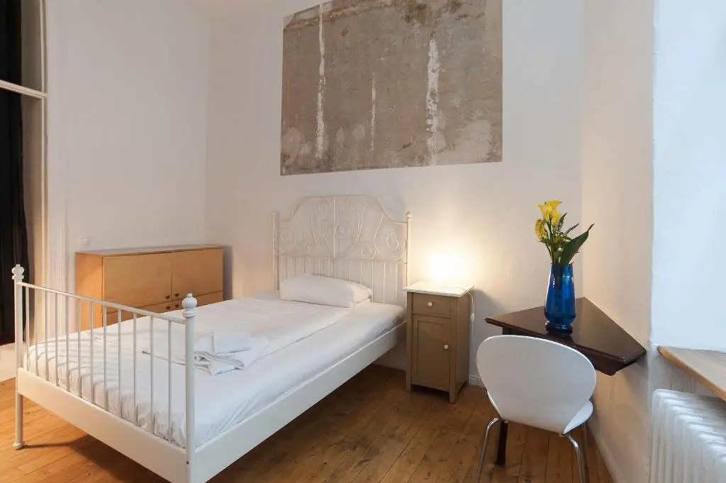 Courtyard Apartment (LIALI)