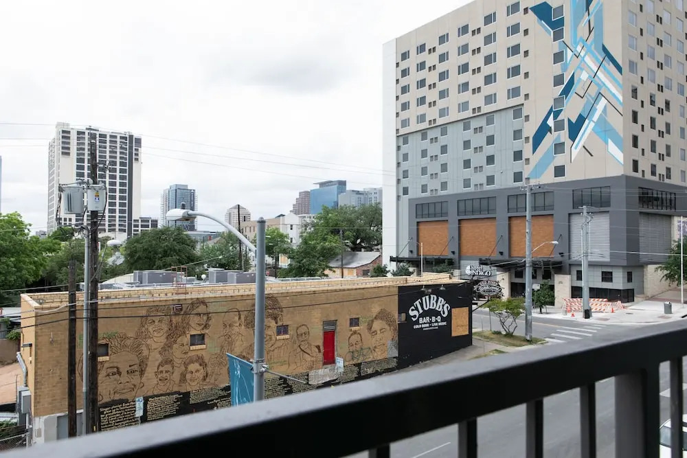WanderJaunt - Luxe Downtown Austin Apts