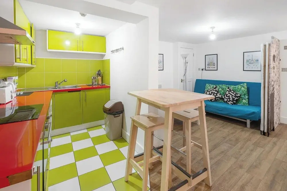 2 Bedroom W/ensuites-sleeps 6, 20min to Citycentre