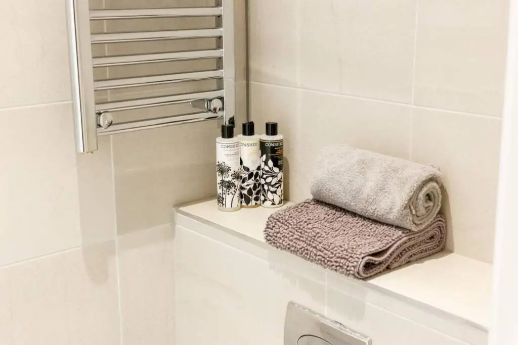 Stylish 2 bed 2 bath *Close To Beach and Centre with parking*