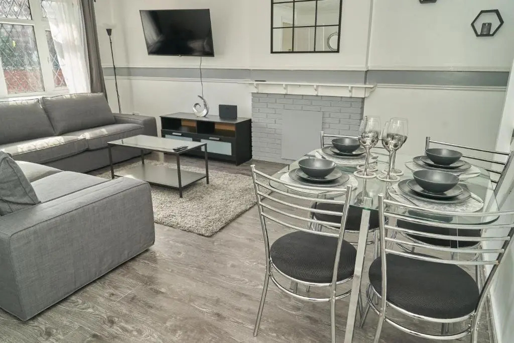 HS2 Large Groups NEC Stay Stunning House Birmingham For Company and Family