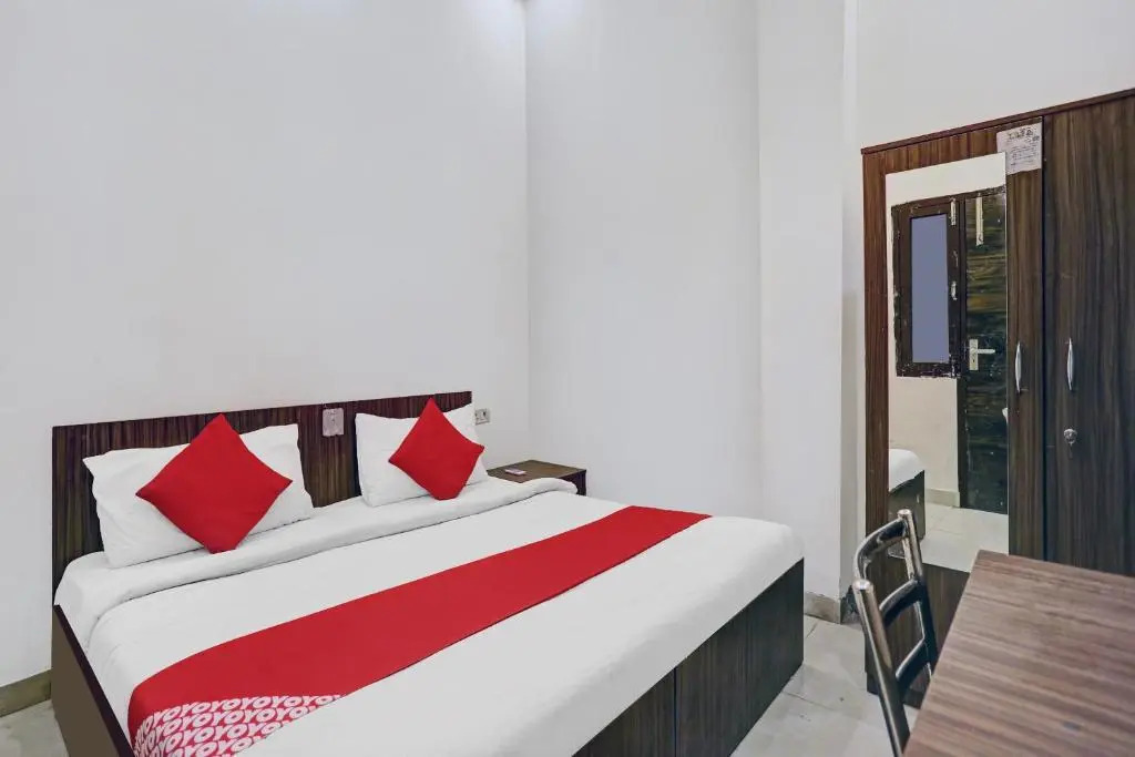 OYO Hotel Prince Near Haiderpur Metro Station