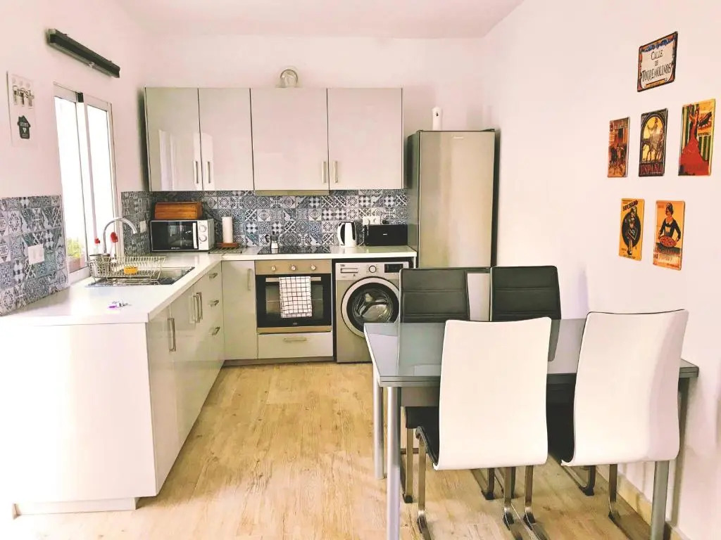 Quiet 3-bedroom house near Town Hall & Centre