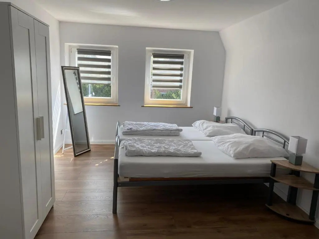 Ferienwohnung mit Balkon und Garten OG
