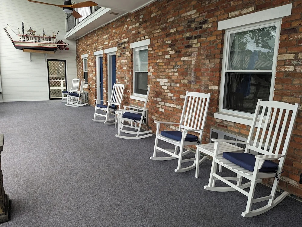 Riverboat Inn & Suites