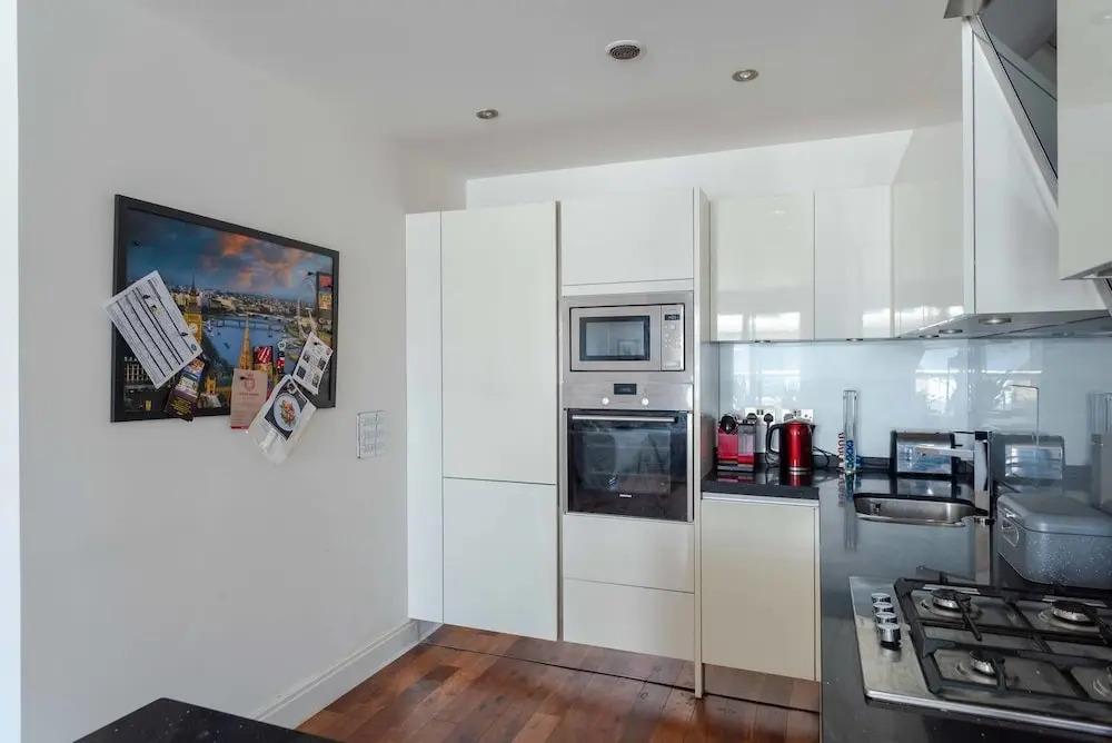 Lovely 1 Bedroom Home With Balcony - 4 Guests!