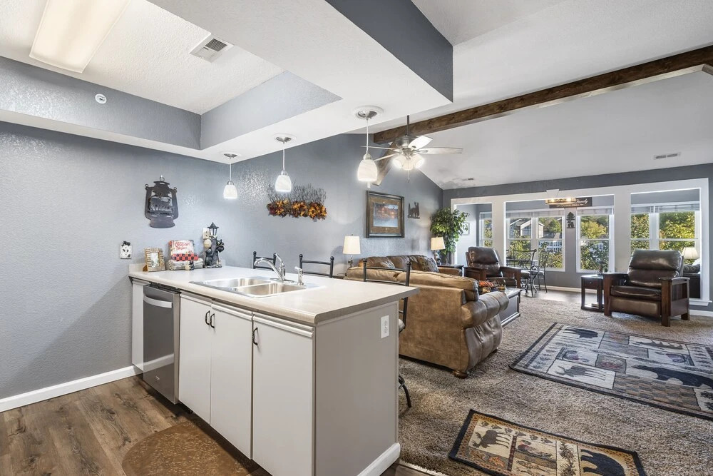 Penthouse Lodge - In Heart of Ozarks!