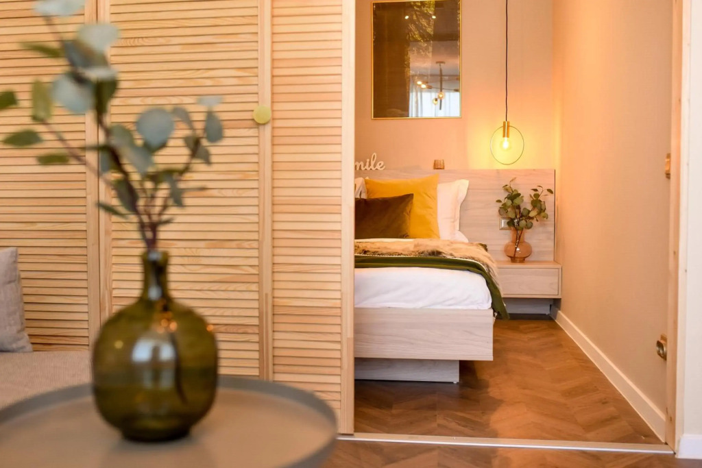 TROPICAL FEEL. 2BR Apt at Sala Palatului