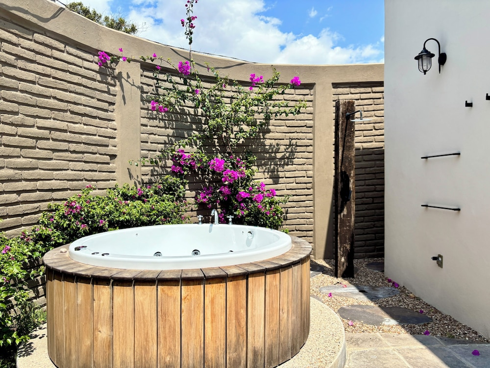 Private Hot Tub - 5BR in Nueva Escondida