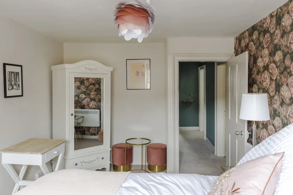 Impeccable 4-bed Apartment in Bath