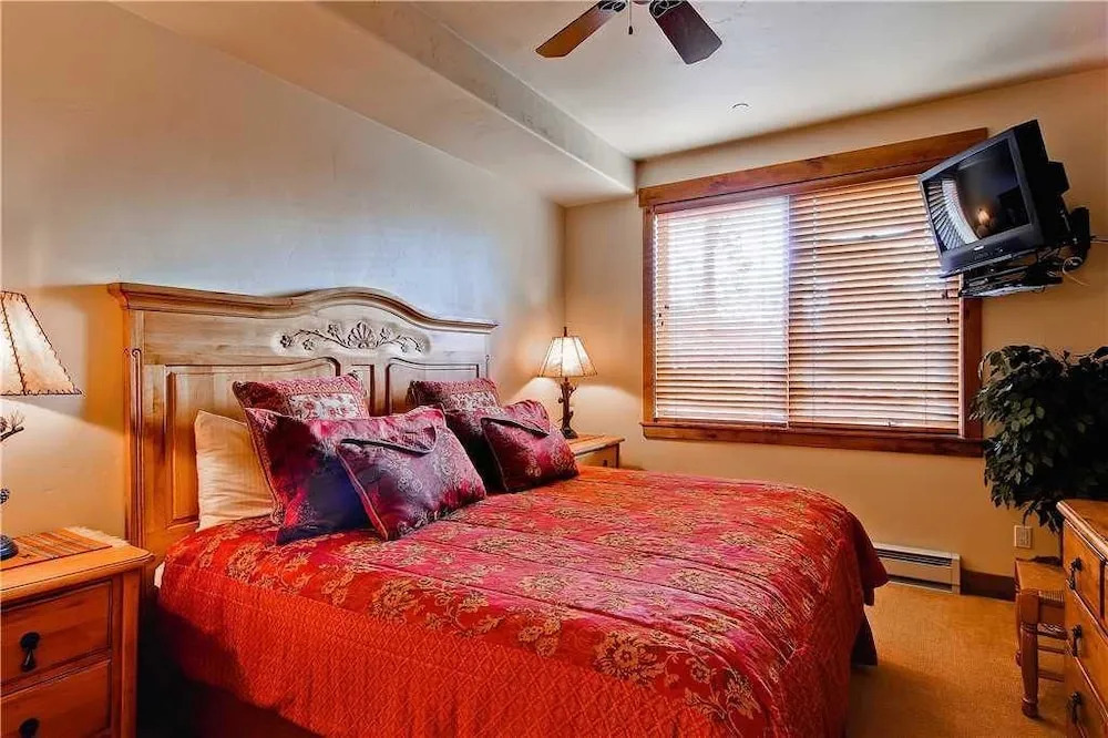 3101 Champagne Lodge, Trappeur's Crossing Apartment 2