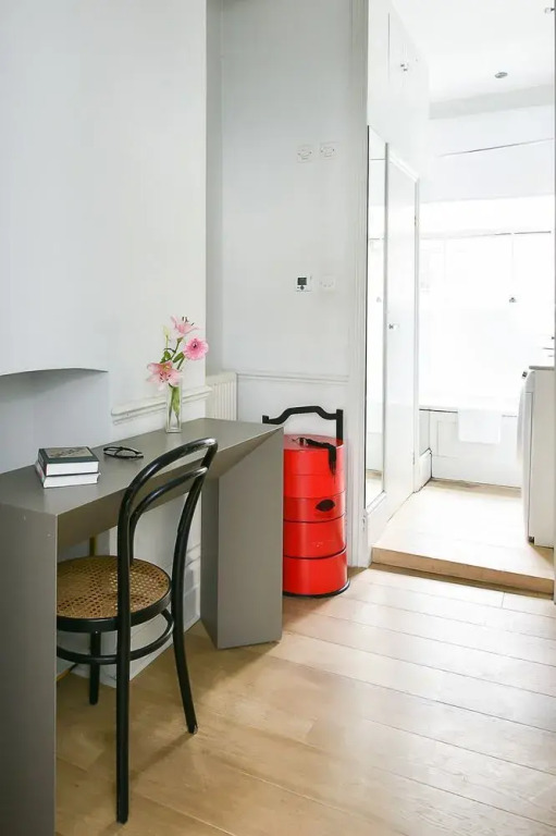 Sophisticated 1BR Flat in Victoria