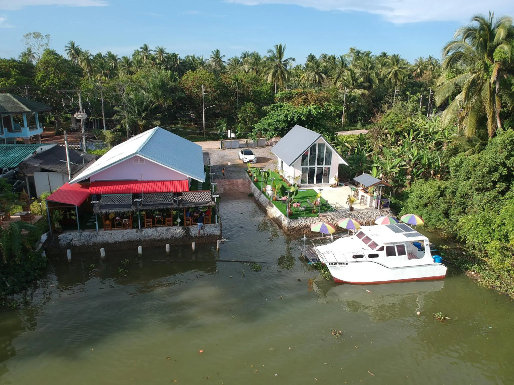 Boat house marina restaraunt and homestay