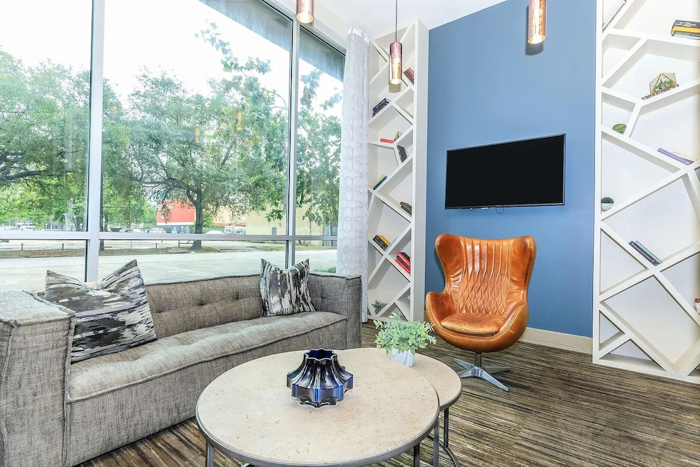 Landing Amazing 1bd, Courtyard, Game Room