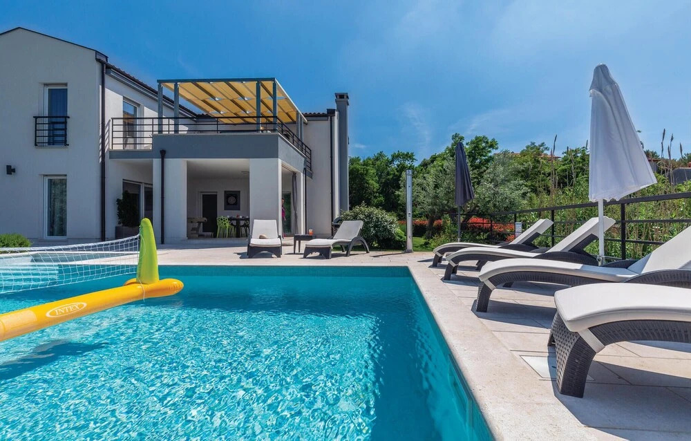 Awesome Home in Stinjan with Hot Tub, WiFi & 4 Bedrooms