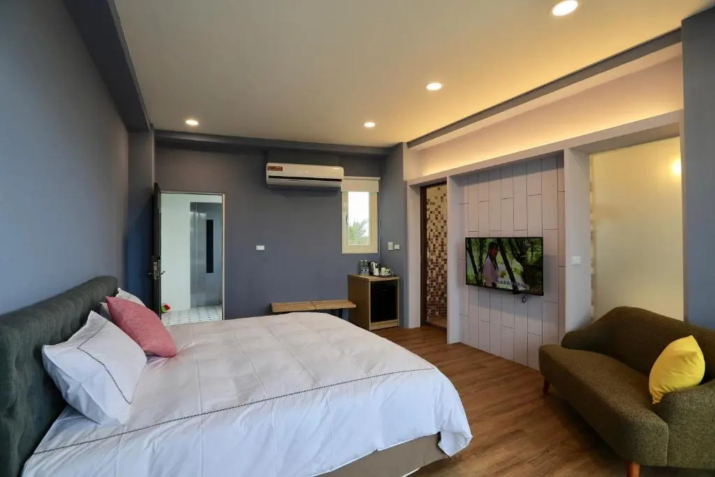 The Riverview Retreats