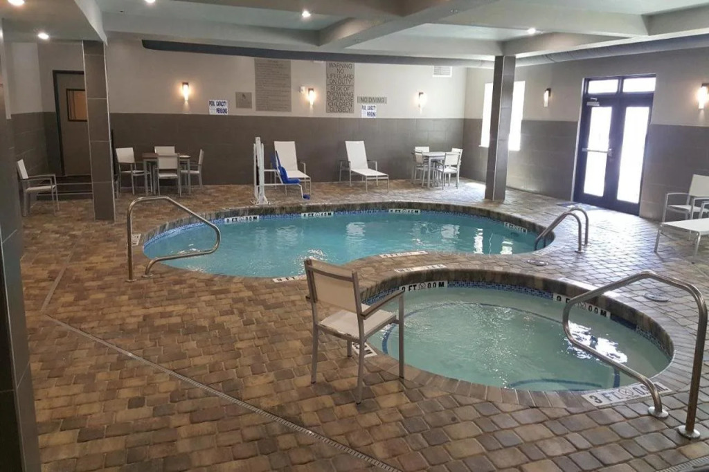 Country Inn & Suites by Radisson, Savannah Midtown, GA