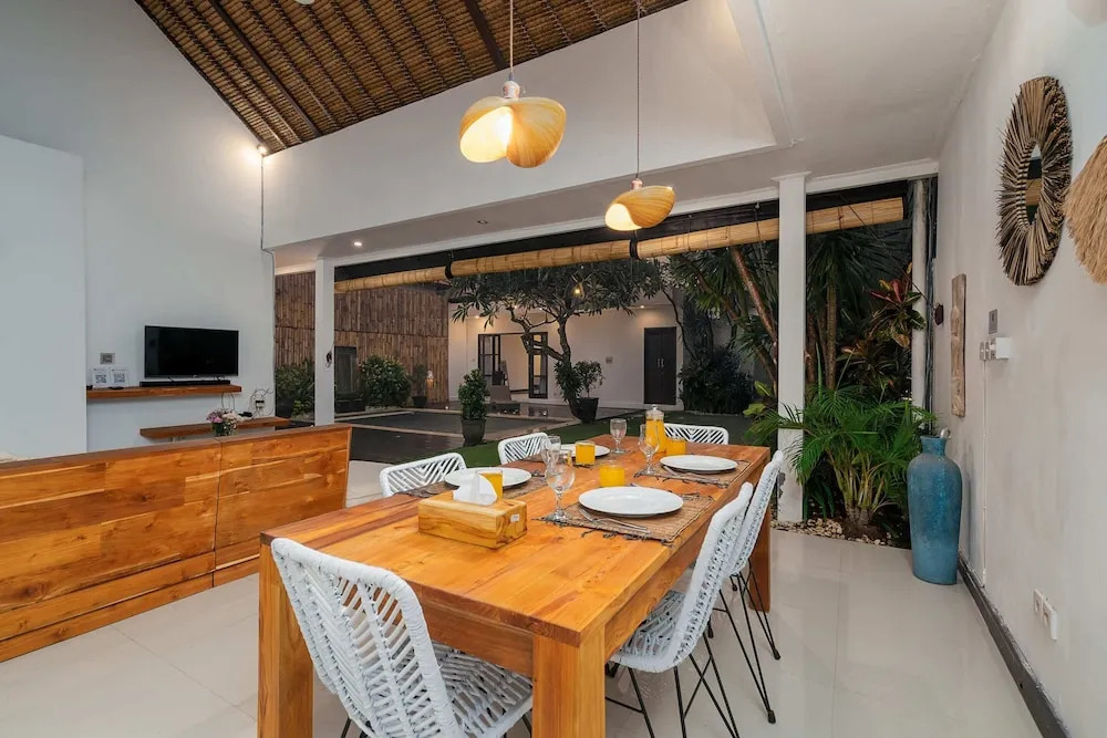 Villa Art Gecko - Tropical 2BR Private Haven in Batu Belig, Seminyak