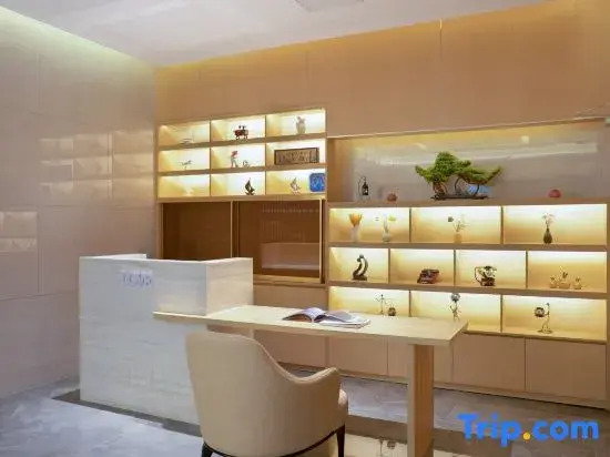 Yeste International Hotel (Wuzhou Municipal Government Civic Square)